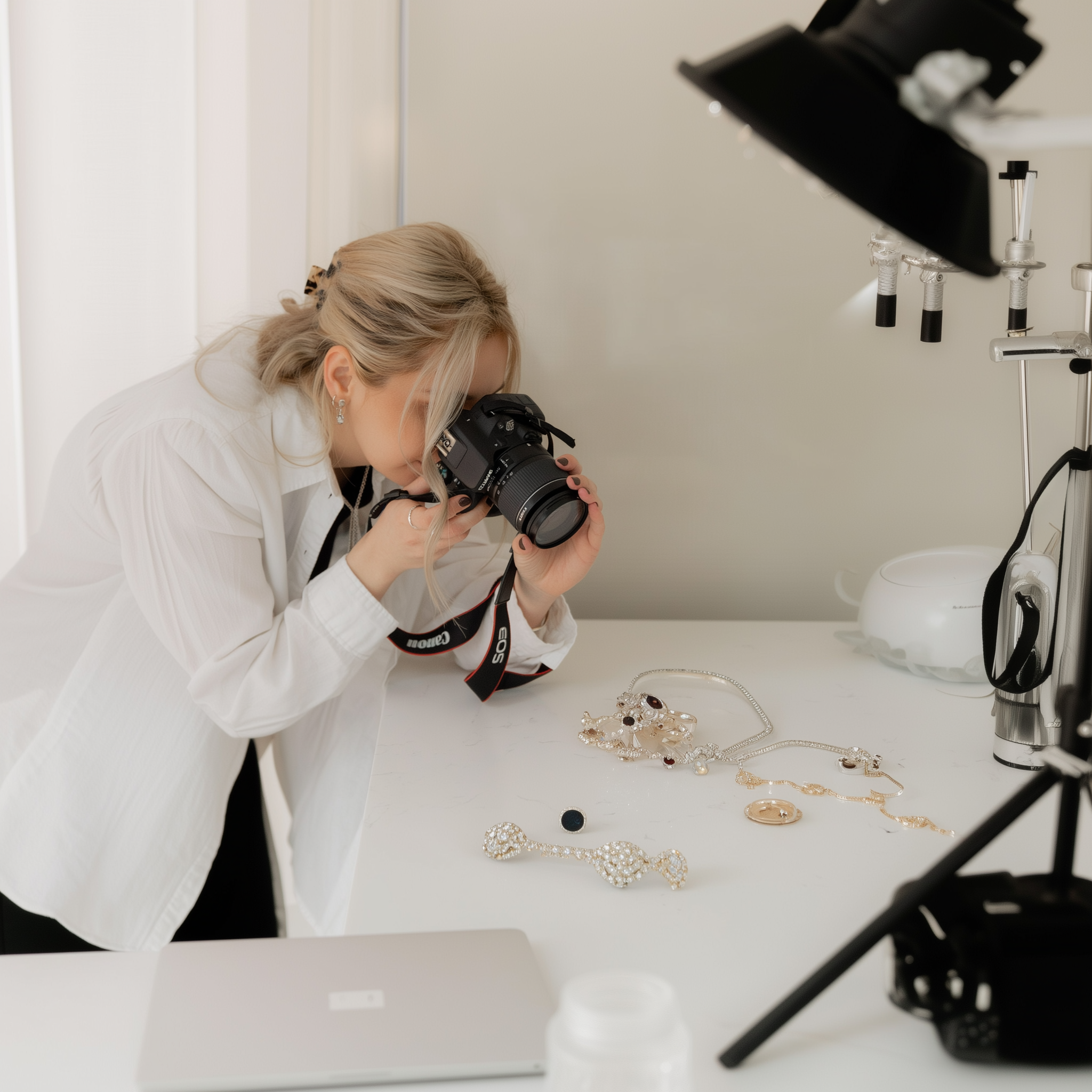 Producción fotográfica de moda: mujer en sesión de fotos para joyería